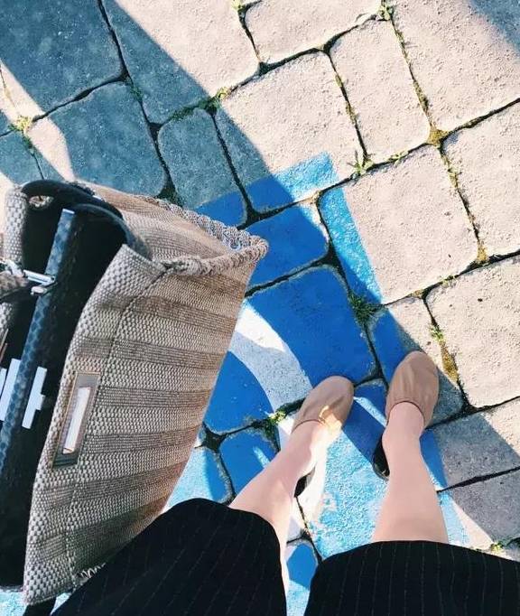 度假|别买PVC透明包了，今年流行“草编包”！