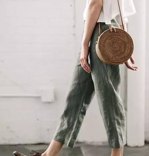 度假|别买PVC透明包了，今年流行“草编包”！