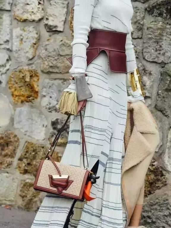 度假|别买PVC透明包了，今年流行“草编包”！