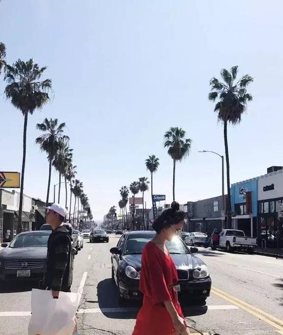 度假|别买PVC透明包了，今年流行“草编包”！