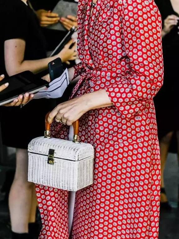 度假|别买PVC透明包了，今年流行“草编包”！