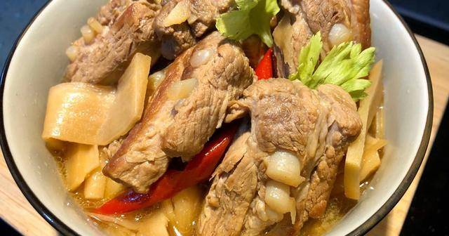 什么炖排骨比较有营养 fdcd61ef2ac840ecacc65f6eaf96867f.jpeg