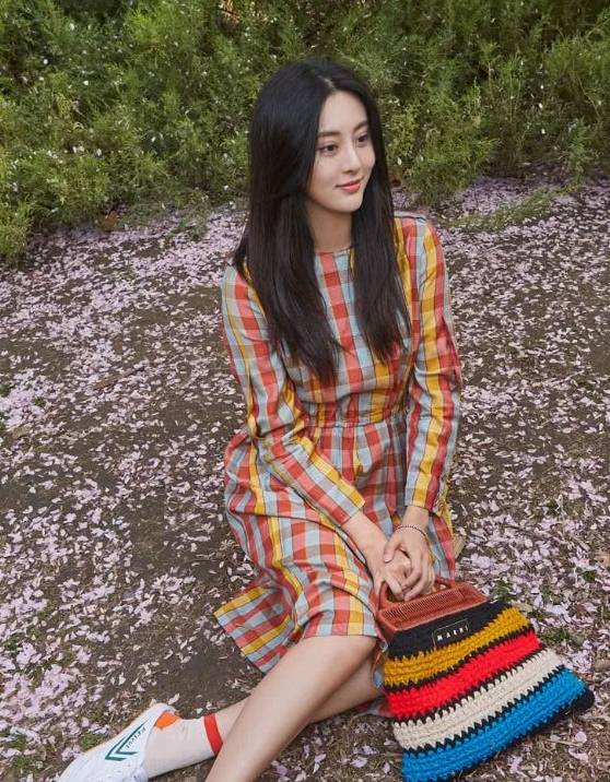 甘露|别再买七百多的匡威了，街头火了一款一百多的小白鞋，便宜又时尚