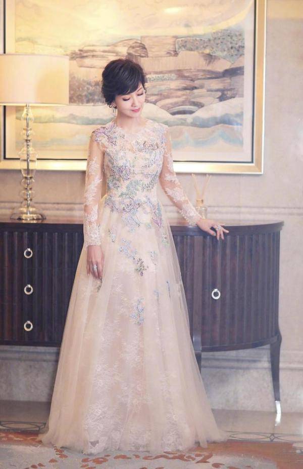 女性|赵雅芝奔七了也不服老，一袭白色纱裙秀“3D身材”，曲线感真强