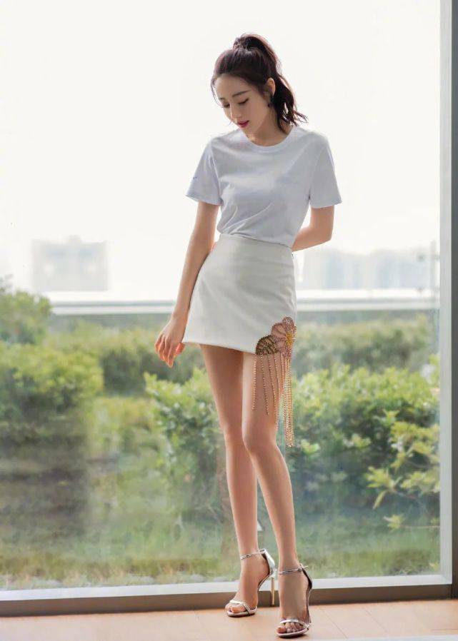心机|迪丽热巴太会穿，简单白T配心机“流苏”裙，腿长貌美真吸睛