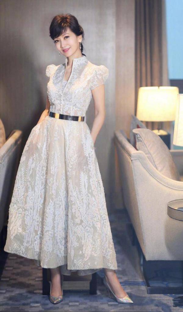 女性|赵雅芝奔七了也不服老，一袭白色纱裙秀“3D身材”，曲线感真强