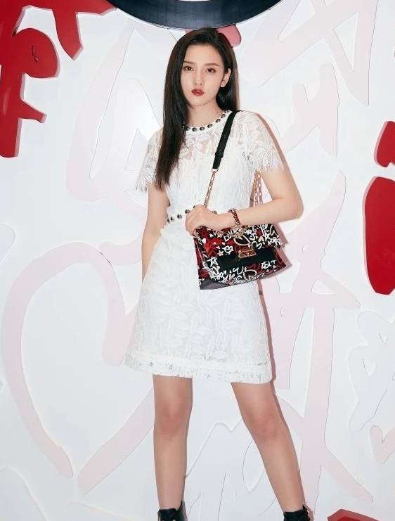 服装|别人都想扮嫩,宋祖儿却着急长大穿了妈妈的裙子,可还是好甜美!