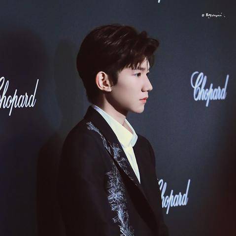 黑色|王源黑色印花西装为什么会上热搜？大家如何评论的？