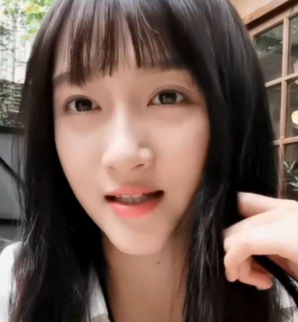 齐刘海怎么剪显壮 d733e1fa8e9449cab91b9c4aeeb4e117.jpeg