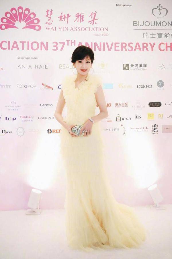 女性|赵雅芝奔七了也不服老，一袭白色纱裙秀“3D身材”，曲线感真强