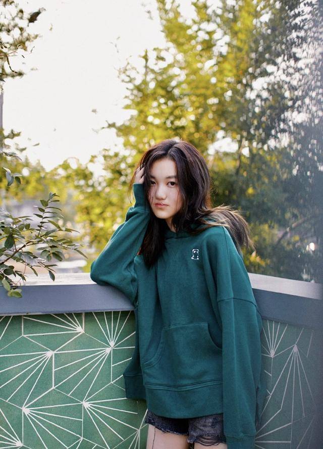 王菲|李嫣联合品牌做公益，绘画书法被印服装上，当模特拍写真超有范儿