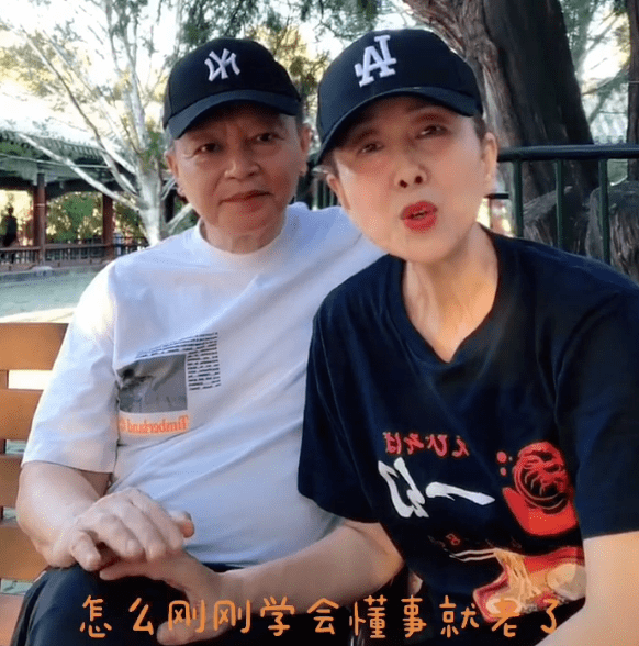 原创李逵扮演者赵小锐晒出与妻子的近照才63岁的他双鬓已经斑白