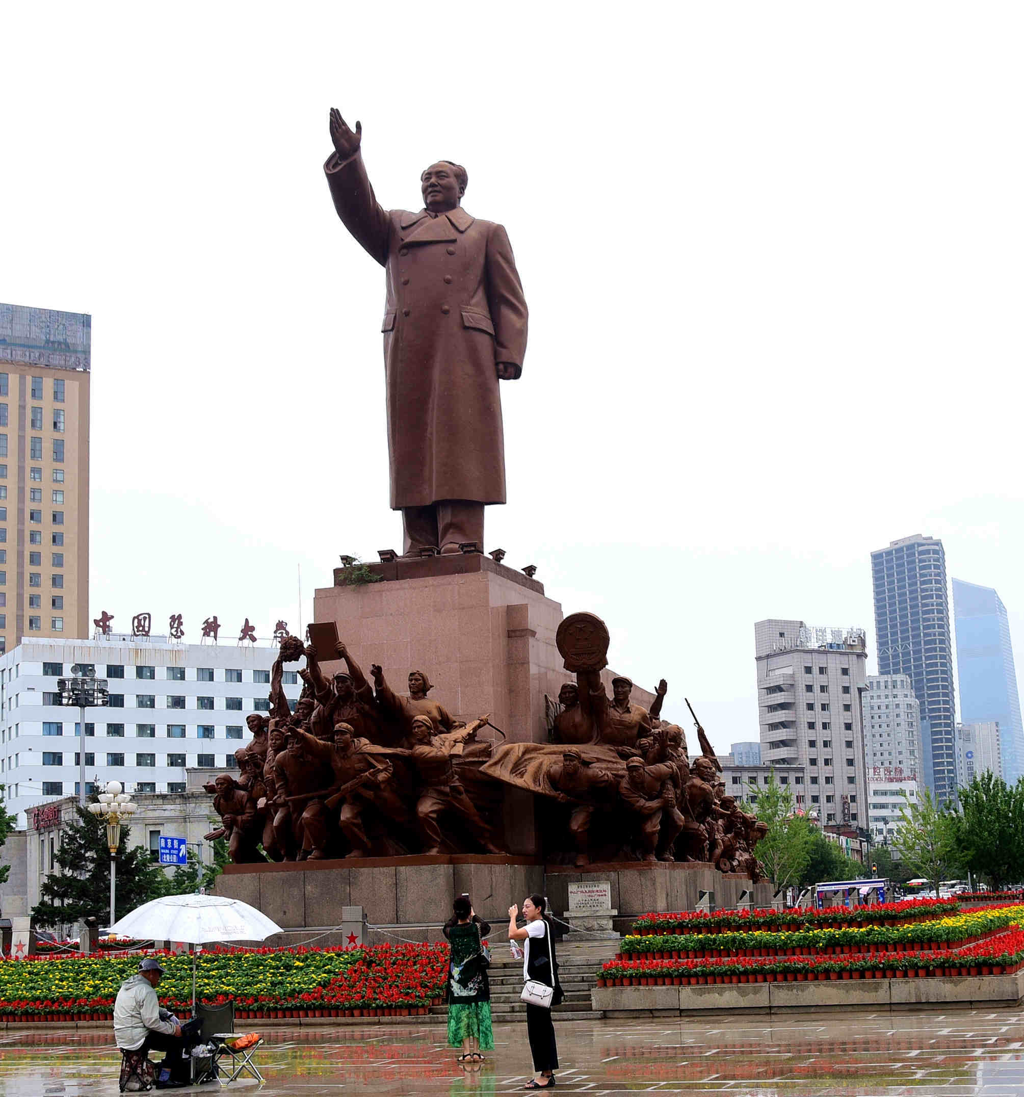 沈阳中山广场毛泽东塑像十个"?" 历史变换中雕塑群被抹掉了7个细节