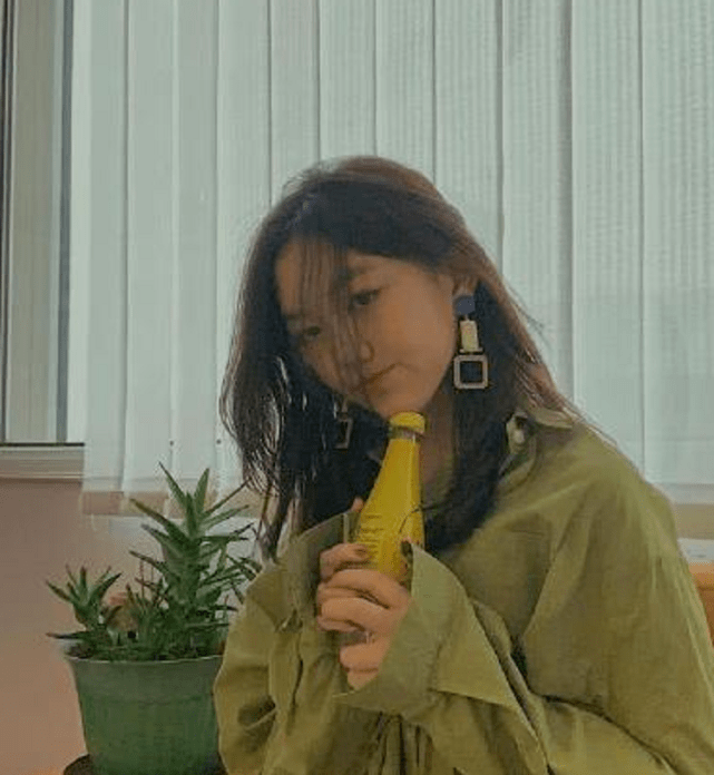 兔唇|李嫣最新写真：热裤搭配长筒袜，展现完美纤细大长腿！