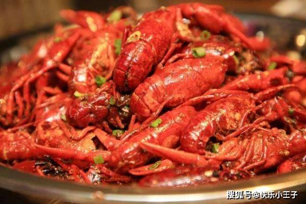 用什么食物抓小龙虾最好 8d67dc49123a42ebbaa43ab30fc2d591.jpeg