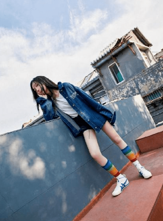 兔唇|李嫣最新写真：热裤搭配长筒袜，展现完美纤细大长腿！