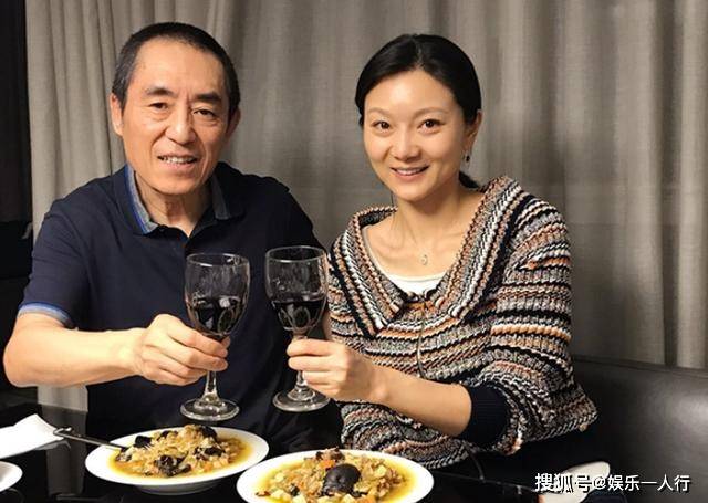 张艺谋的豪宅,窗户窗帘拉得严严实实,像是与世隔绝