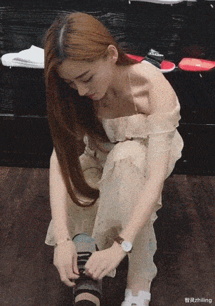 原创搞笑gif:美女独自坐电梯被猥亵