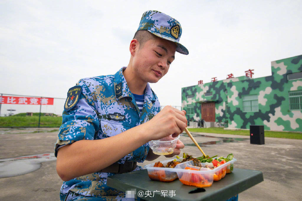 大型真香现场!海军航空兵举行炊事比武
