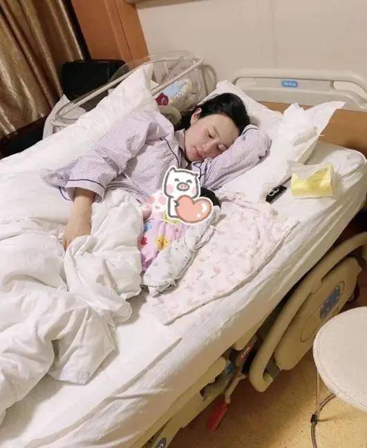 是在杭州某医院生产,且还曝光了她躺在产床上和一个刚出生女婴的照片