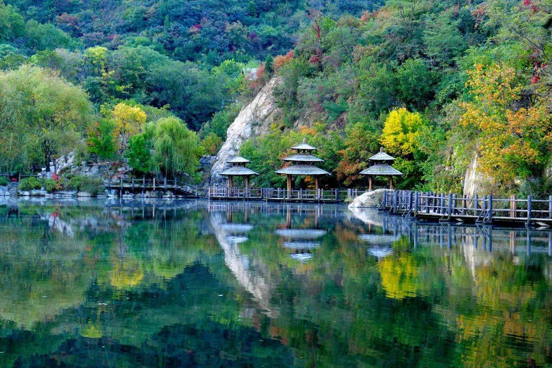 九如听瀑 九如听瀑景观位于济南南部山区九如山风景区内.