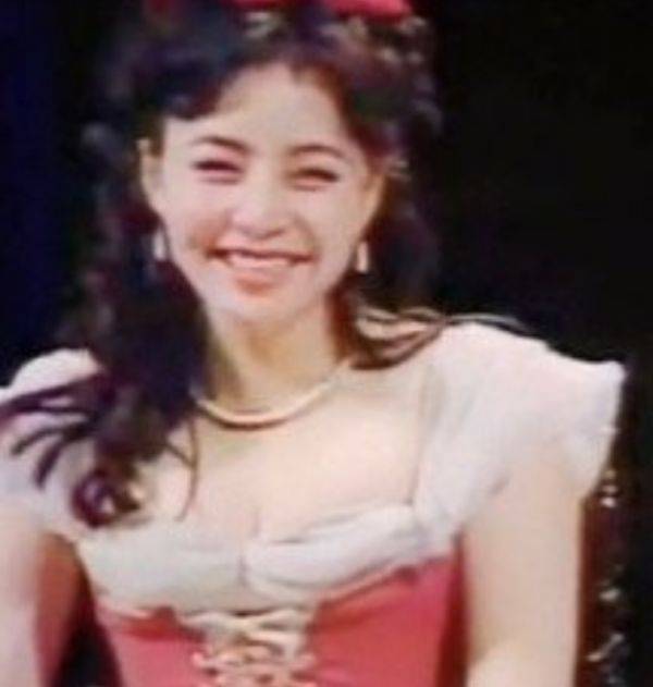 公主|宋丹丹25岁旧照公开，欧式打扮如“在逃公主”，稚嫩脸好像郑爽