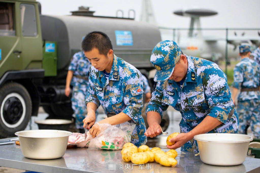 大型真香现场!海军航空兵举行炊事比武