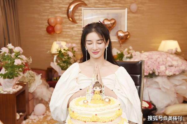 日照|44岁黄奕大翻身，晒生日照上热搜，穿黑白装颜值惊艳气质出众