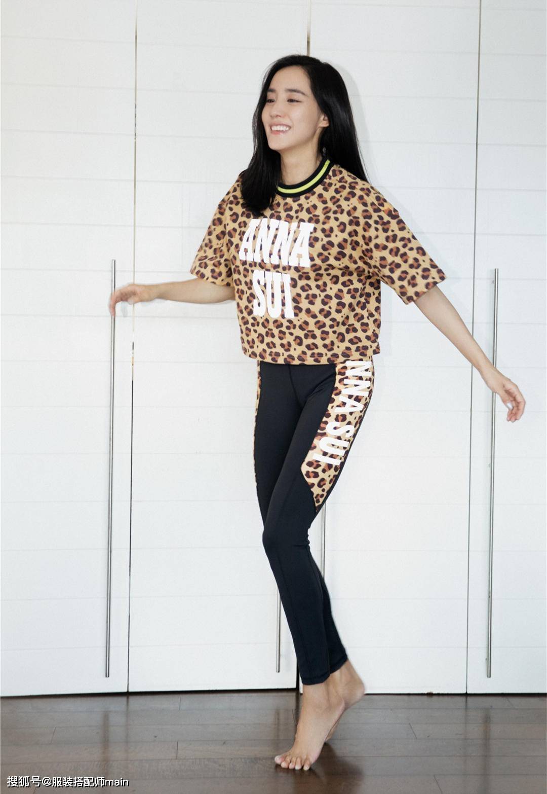 瑜伽|王智晒健身美照，豹纹T恤+瑜伽裤凹凸感十足，38岁辣妈不简单