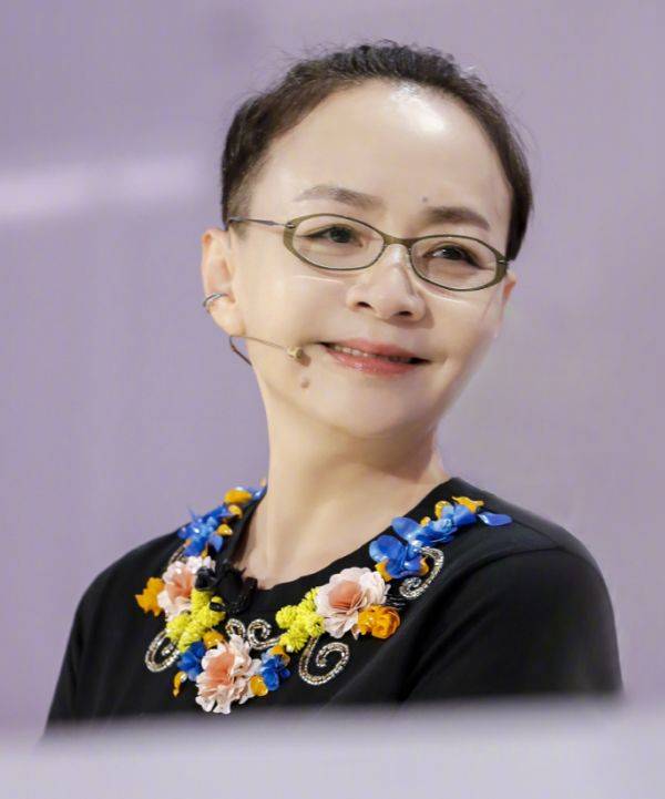 公主|宋丹丹25岁旧照公开，欧式打扮如“在逃公主”，稚嫩脸好像郑爽