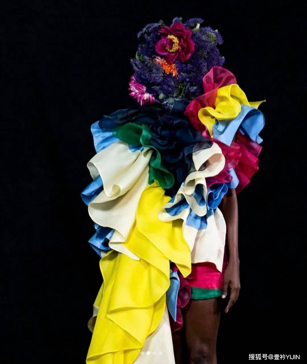 越南|被巴黎世家抄袭？把衣服种上鲜花、冻进冰块里？越南时装的高光时刻