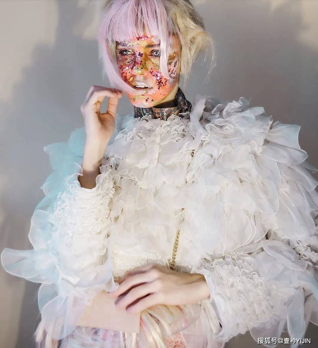 越南|被巴黎世家抄袭？把衣服种上鲜花、冻进冰块里？越南时装的高光时刻