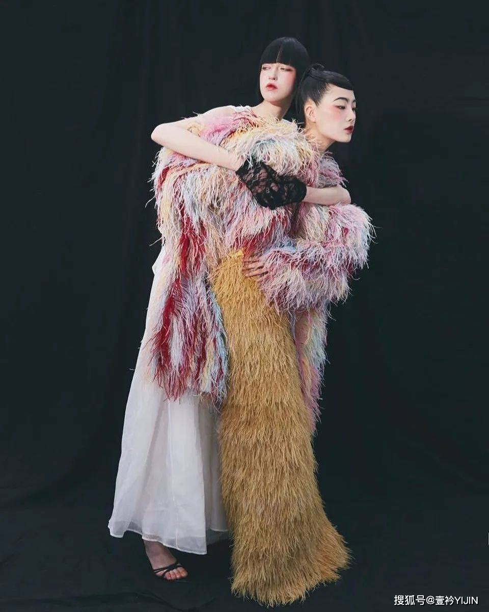 越南|被巴黎世家抄袭？把衣服种上鲜花、冻进冰块里？越南时装的高光时刻