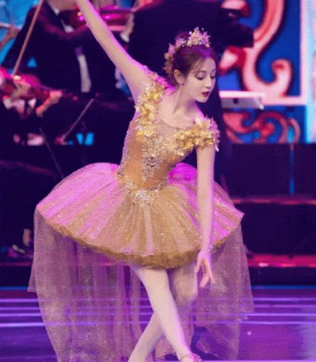 看到她的白色丝袜,网友:确定不