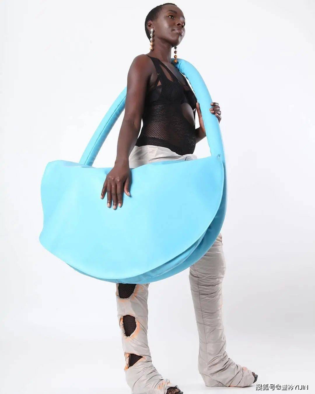 越南|被巴黎世家抄袭？把衣服种上鲜花、冻进冰块里？越南时装的高光时刻