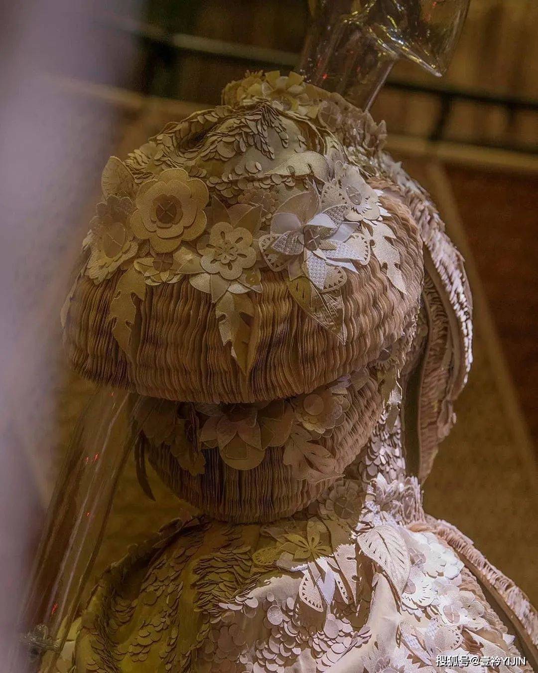 越南|被巴黎世家抄袭？把衣服种上鲜花、冻进冰块里？越南时装的高光时刻