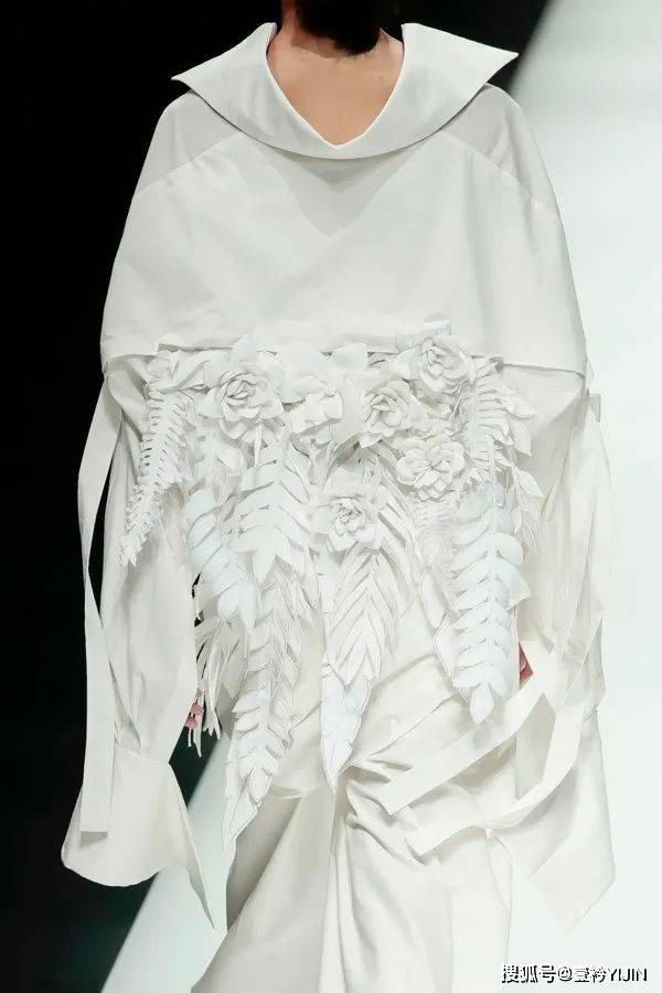 越南|被巴黎世家抄袭？把衣服种上鲜花、冻进冰块里？越南时装的高光时刻