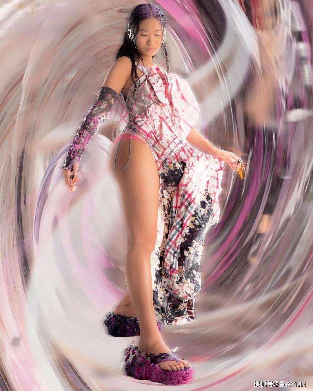 越南|被巴黎世家抄袭？把衣服种上鲜花、冻进冰块里？越南时装的高光时刻