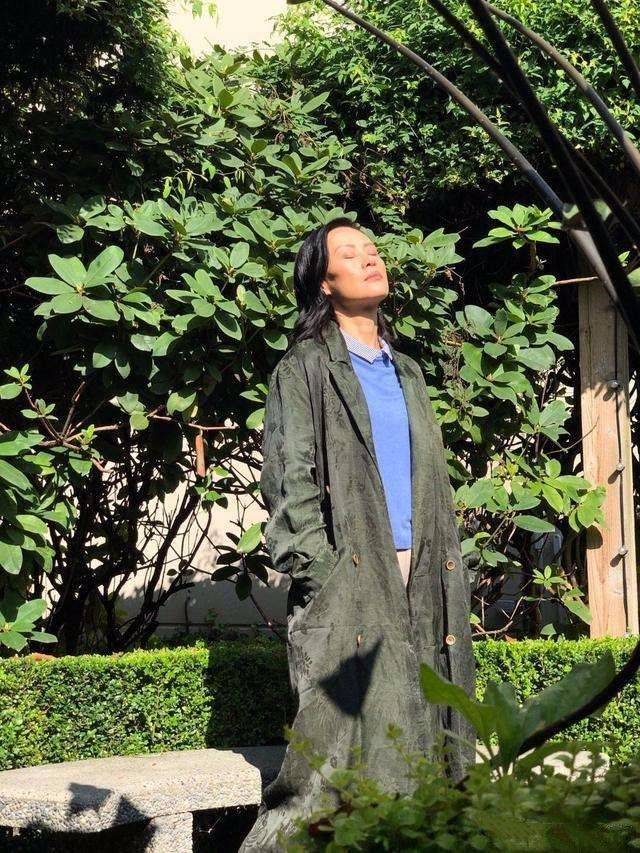 本人|邬君梅也老成普通人了，气质都靠团队包装，本人素颜并不好看！