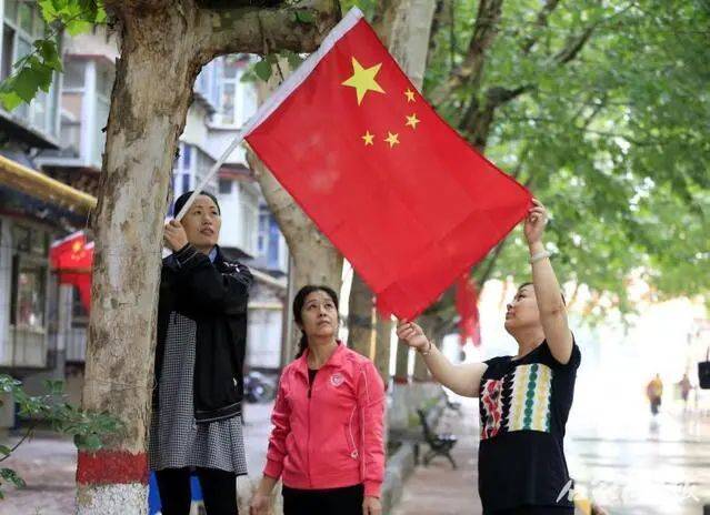 五星红旗飘起来 裕华区"国旗社区"亮相_手机搜狐网