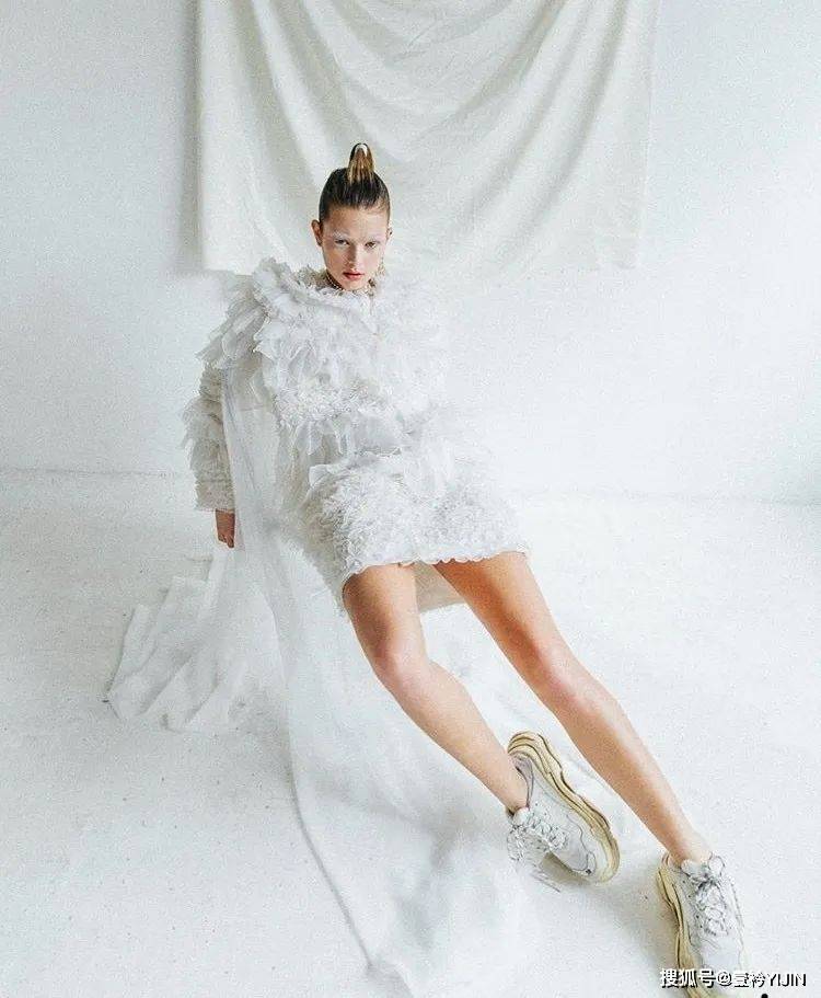 越南|被巴黎世家抄袭？把衣服种上鲜花、冻进冰块里？越南时装的高光时刻