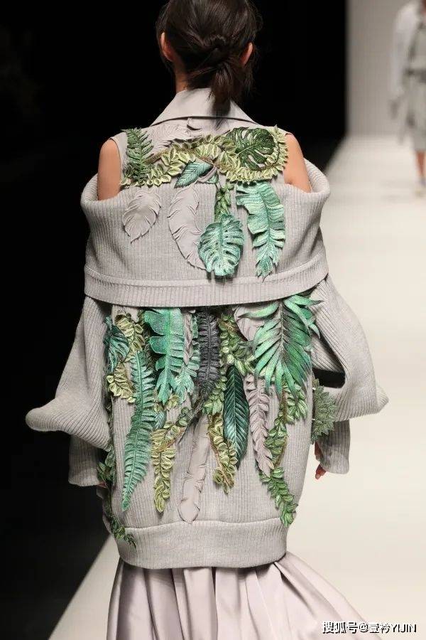 越南|被巴黎世家抄袭？把衣服种上鲜花、冻进冰块里？越南时装的高光时刻