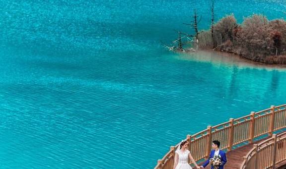 服装|古色丽江拍摄婚纱照，服装搭配上有何讲究？其实男生装扮也很重要