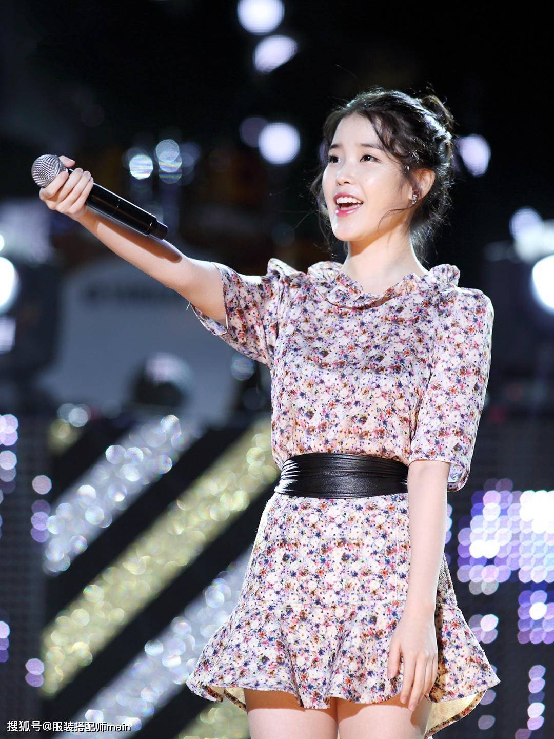 iu李知恩少女感真足,开衫配牛仔裤乖巧甜美,剪空气刘海嫩成00后