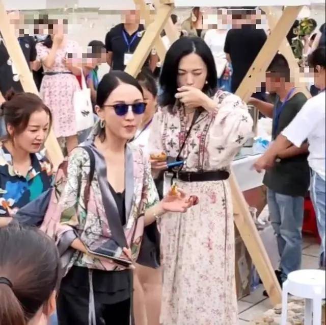 周迅|没修图周迅气质更好，倒是姚晨身材走形，这才是40岁真实的状态！