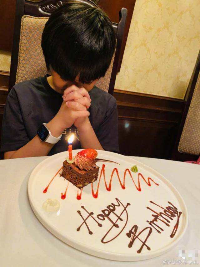 林志颖为kimi庆11岁生日,低调戴千元手表