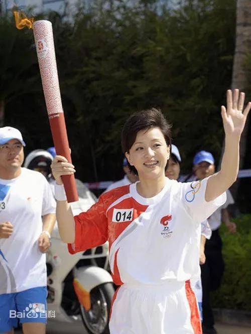 董卿|52岁的杨澜和46岁的董卿:活得漂亮的女人,应该是什么样的?