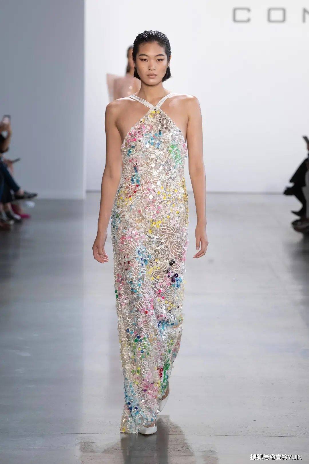 越南|被巴黎世家抄袭？把衣服种上鲜花、冻进冰块里？越南时装的高光时刻