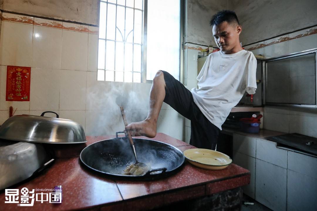 "邓俭辉今年三十岁,现在是肇庆市残疾人游泳队的队员.