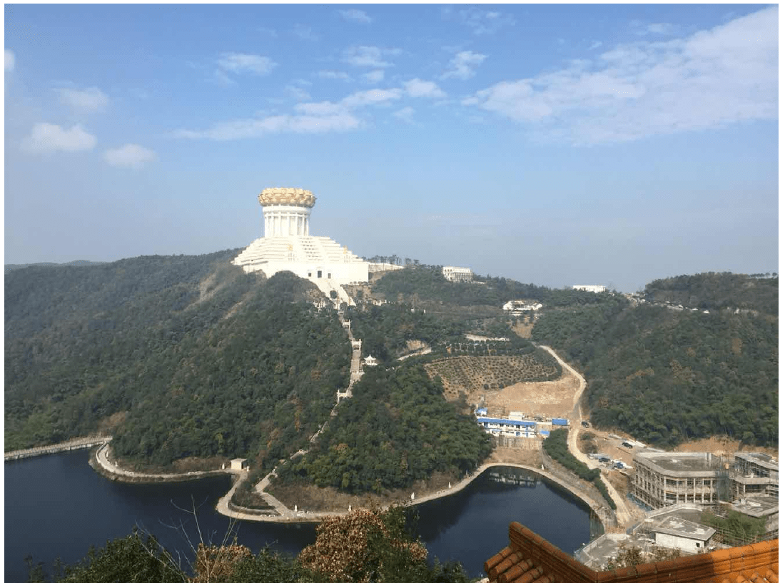 兜率天宫位于浙江省绍兴市柯桥区会稽山脉的兜率天咕鞍区.